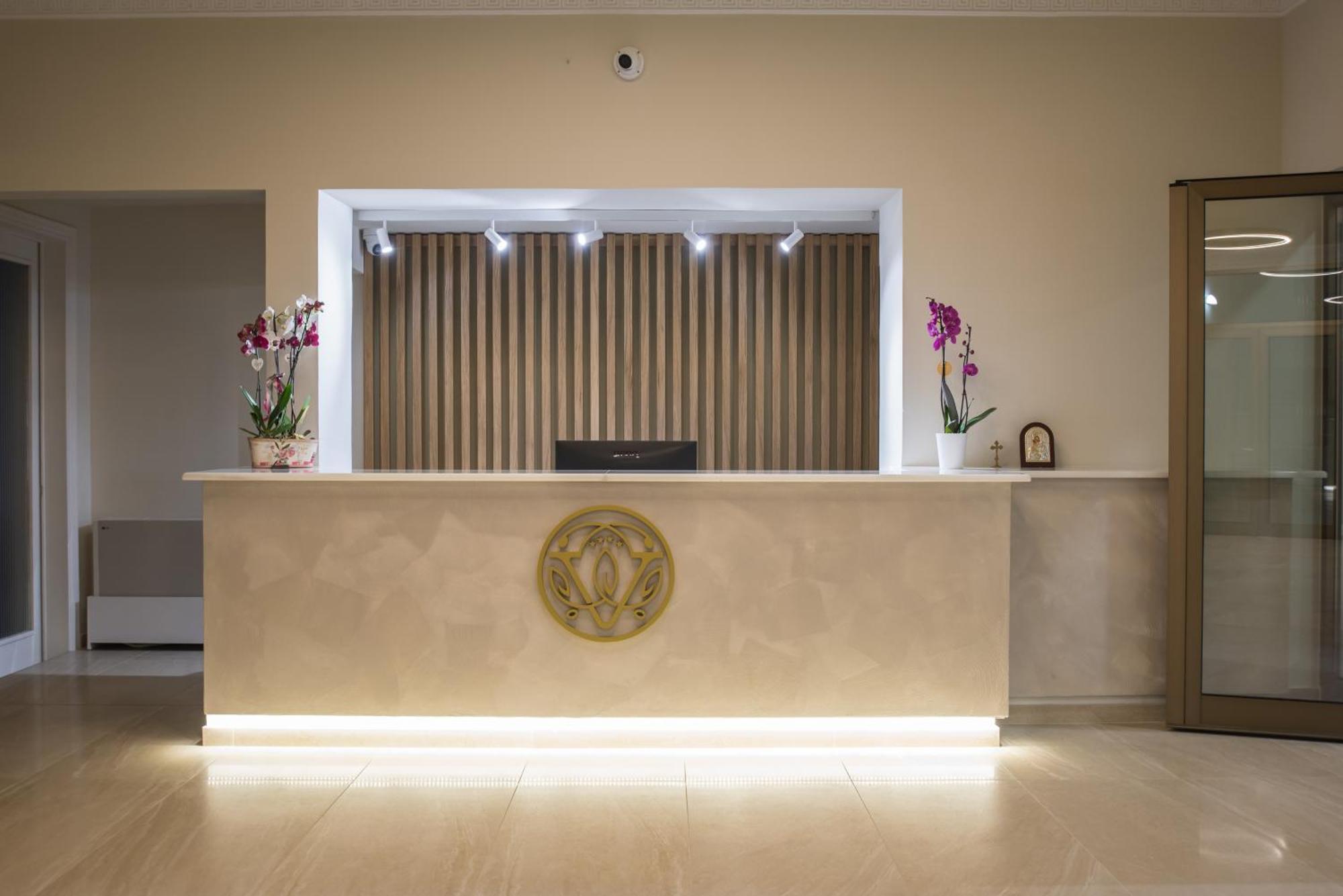 V Hotel Дельфы Экстерьер фото
